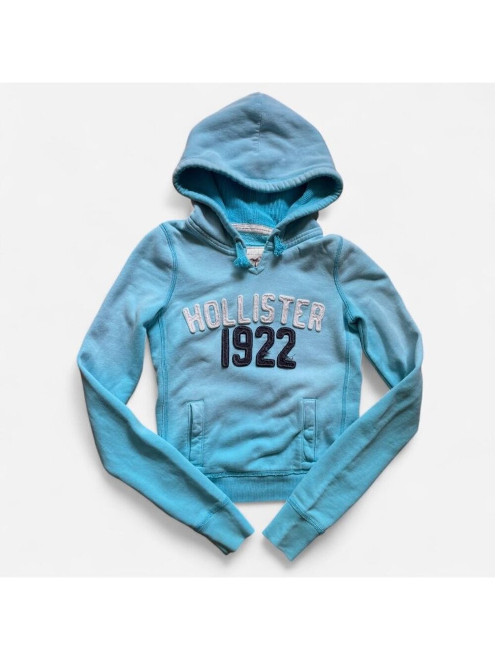 2000s Hollister Co. blue hoodie with embroidered logo